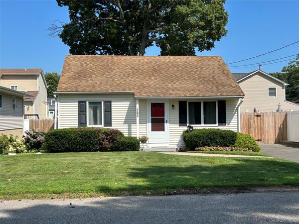 704 Myrtle Avenue , West Islip, NY 11795