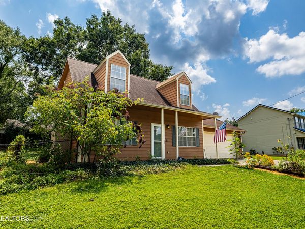 2403 Crestpark Rd, Knoxville, TN 37912