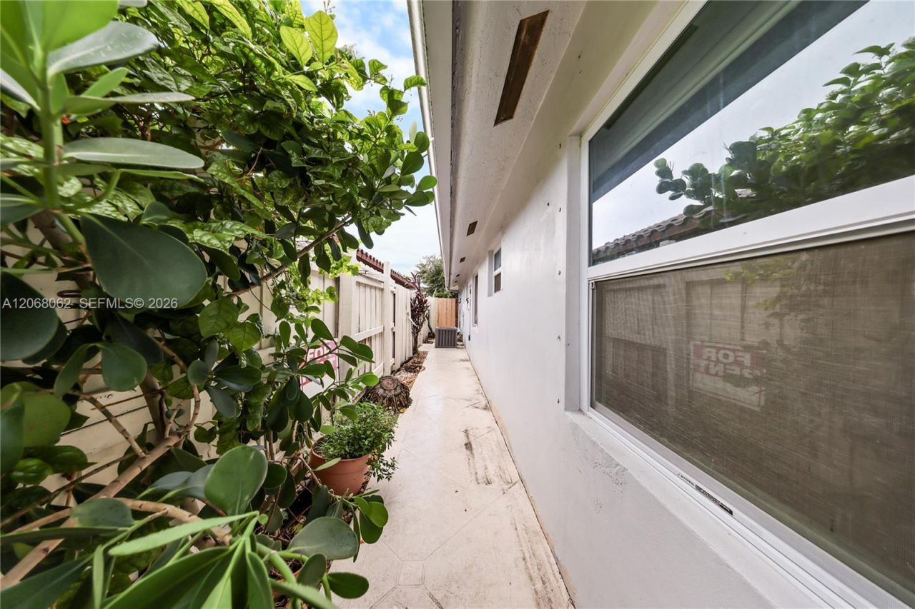 10033 NW 126th Ter, Hialeah Gardens, FL 33018 Photo