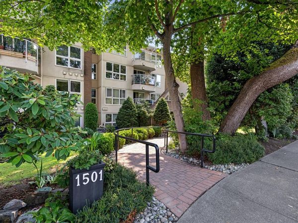 1501 Richmond Ave, Unit #401, Victoria, BC V8R 4P7