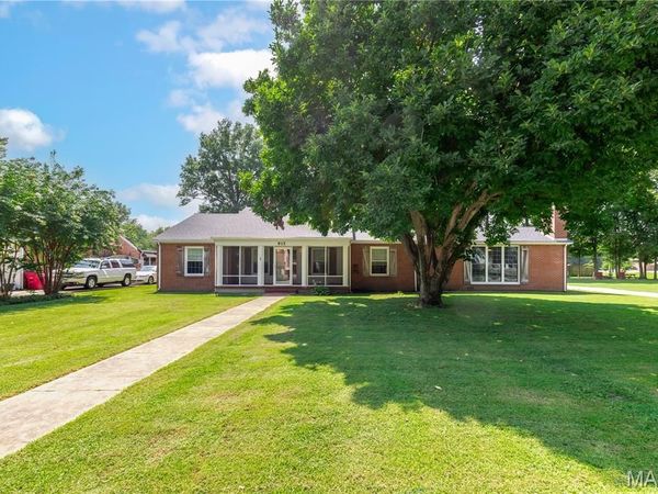 915 Moore Avenue , Sikeston, MO 63801