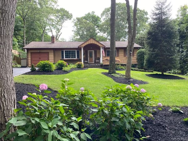 10 George Hill Road, Mount Sinai, NY 11766