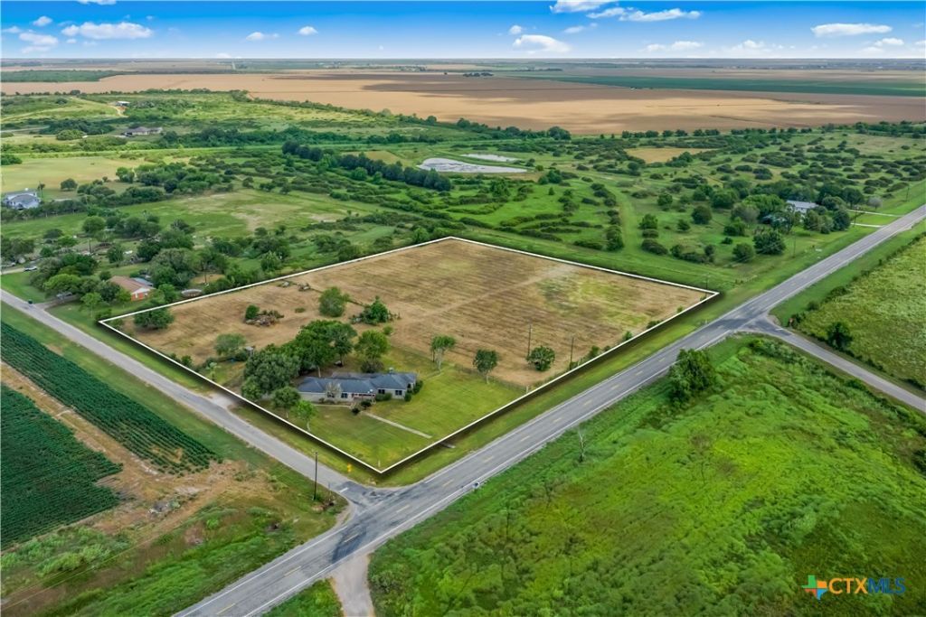 39 Woods Road, Port Lavaca, TX 77979 Main Photo