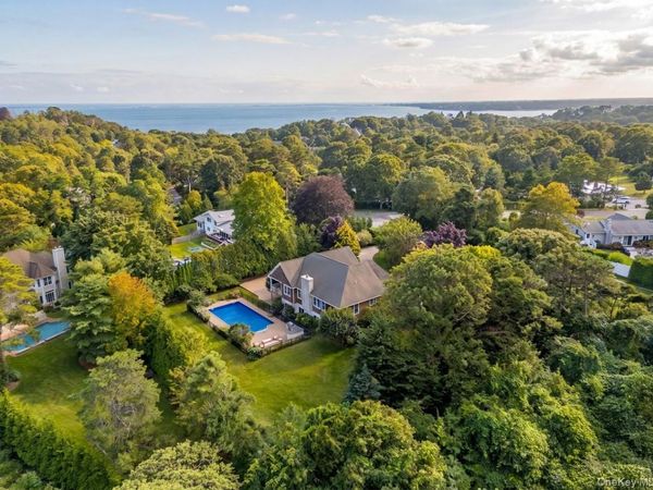 10 Peconic View Court, Southampton, NY 11968