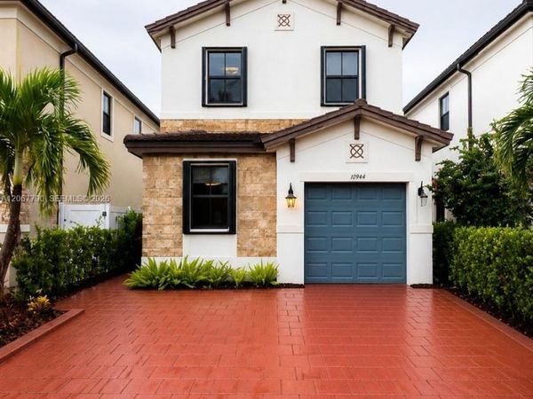 10944 W 35th Ln , Hialeah, FL 33018