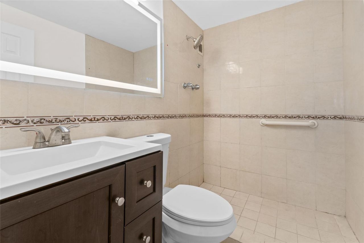 1880 S Treasure Dr, Unit 4H, North Bay Village, FL 33141 Photo