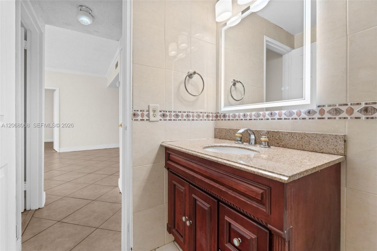 1880 S Treasure Dr, Unit 4H, North Bay Village, FL 33141 Photo