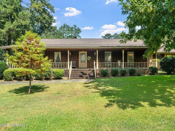 108 Pinecrest Street, Collins, MS 39428