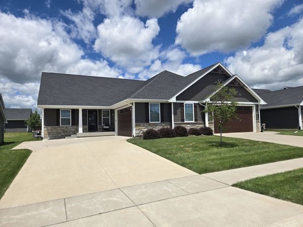 3016 Charissas Place , Bettendorf, IA 52722