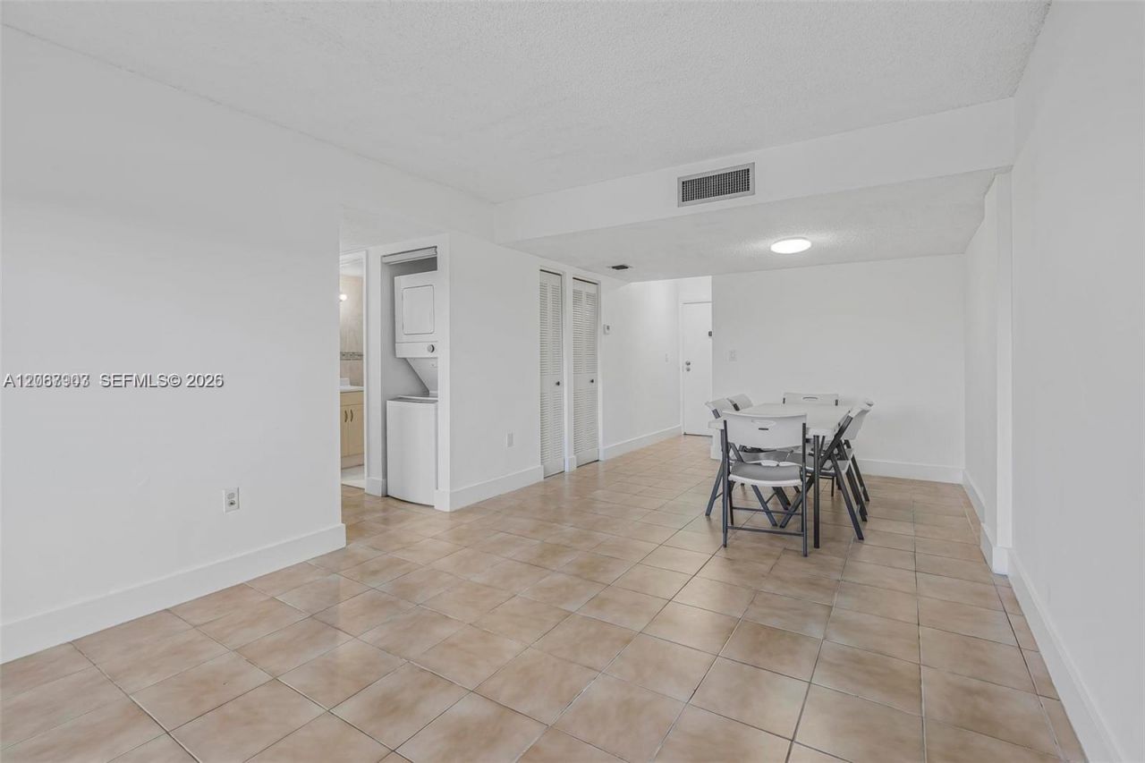 8095 NW 8th St, Unit 215, Miami, FL 33126 Photo