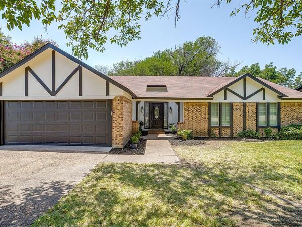 105 Lakeway Drive, Benbrook, TX 76126