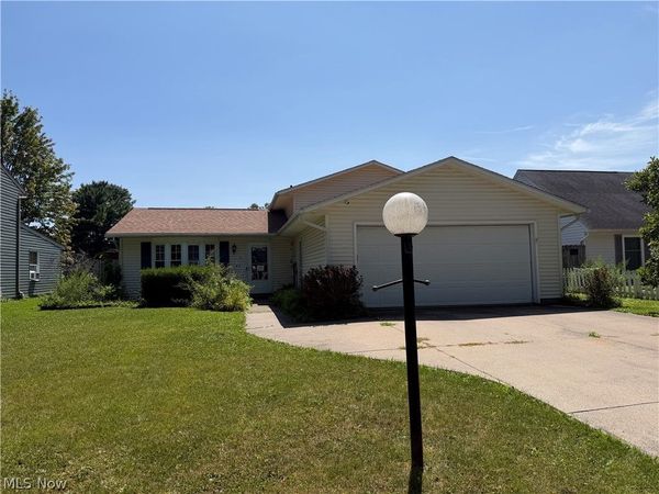 615 Bowling Green Circle , Elyria, OH 44035