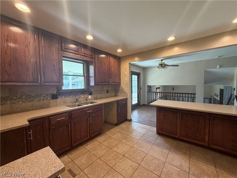 615 Bowling Green Circle, Elyria, OH 44035 Photo 4