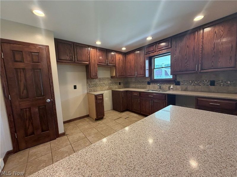 615 Bowling Green Circle, Elyria, OH 44035 Photo 5