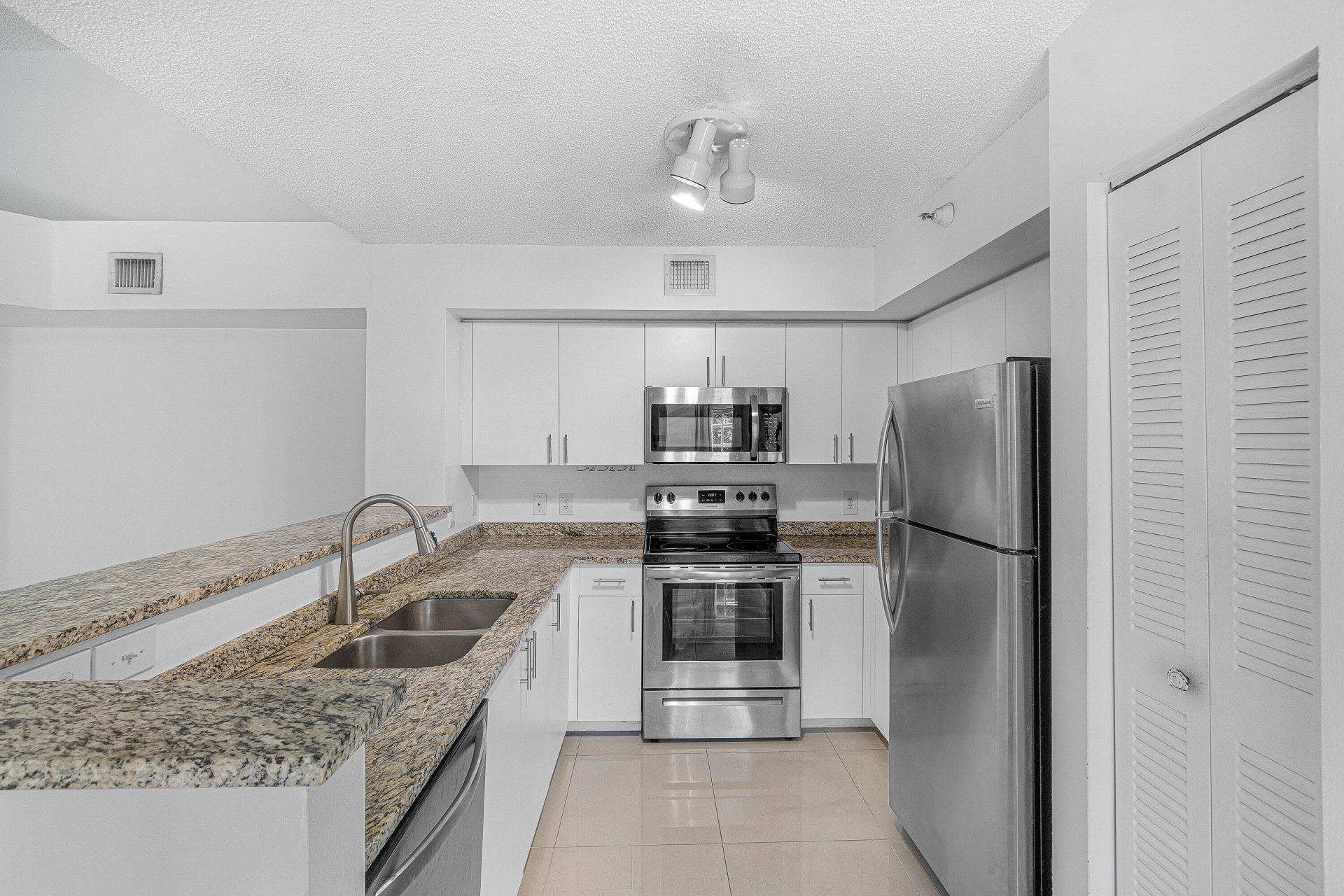 131 Yacht Club Way, Unit 307, Hypoluxo, FL 33462 Photo