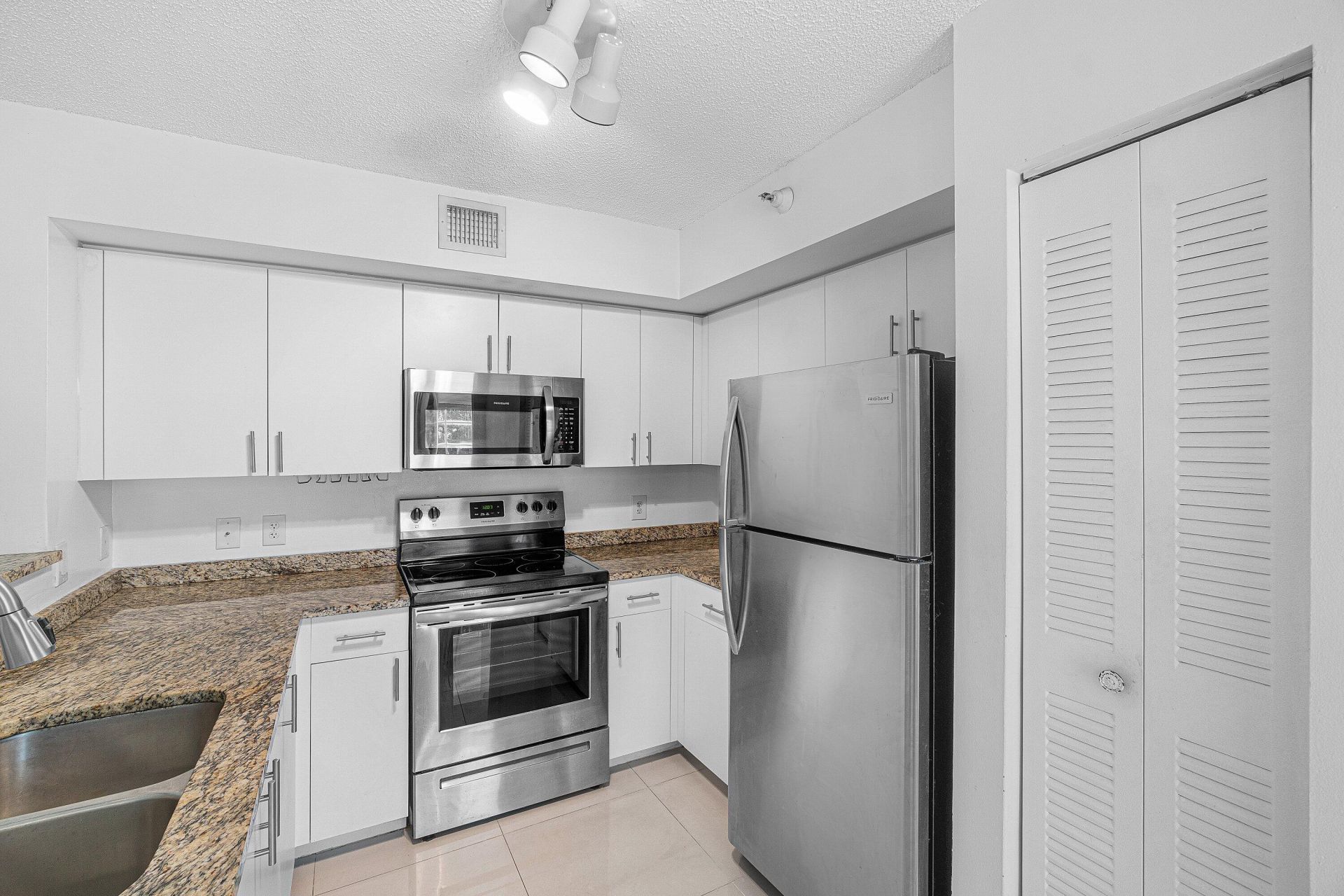 131 Yacht Club Way, Unit 307, Hypoluxo, FL 33462 Photo
