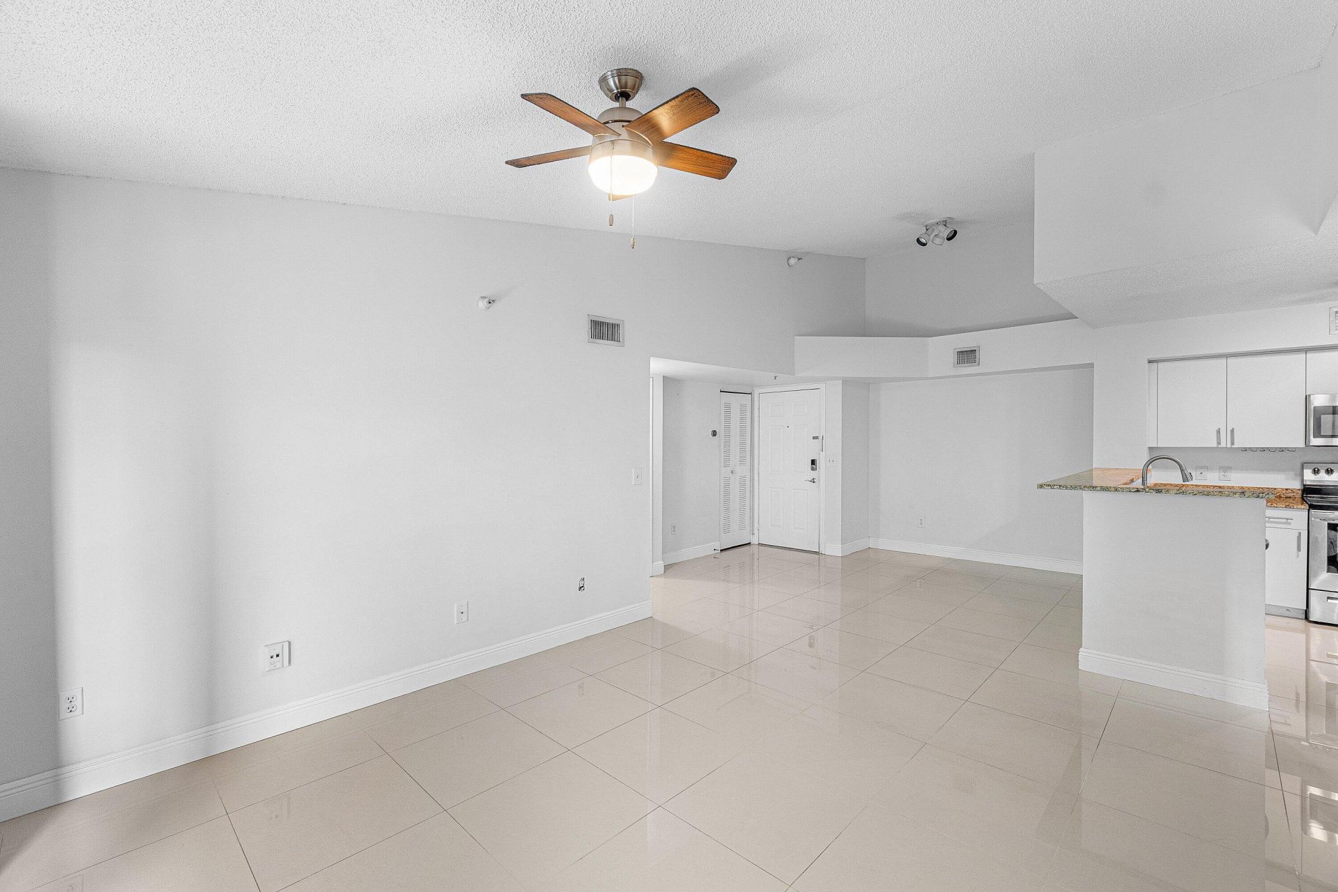 131 Yacht Club Way, Unit 307, Hypoluxo, FL 33462 Photo