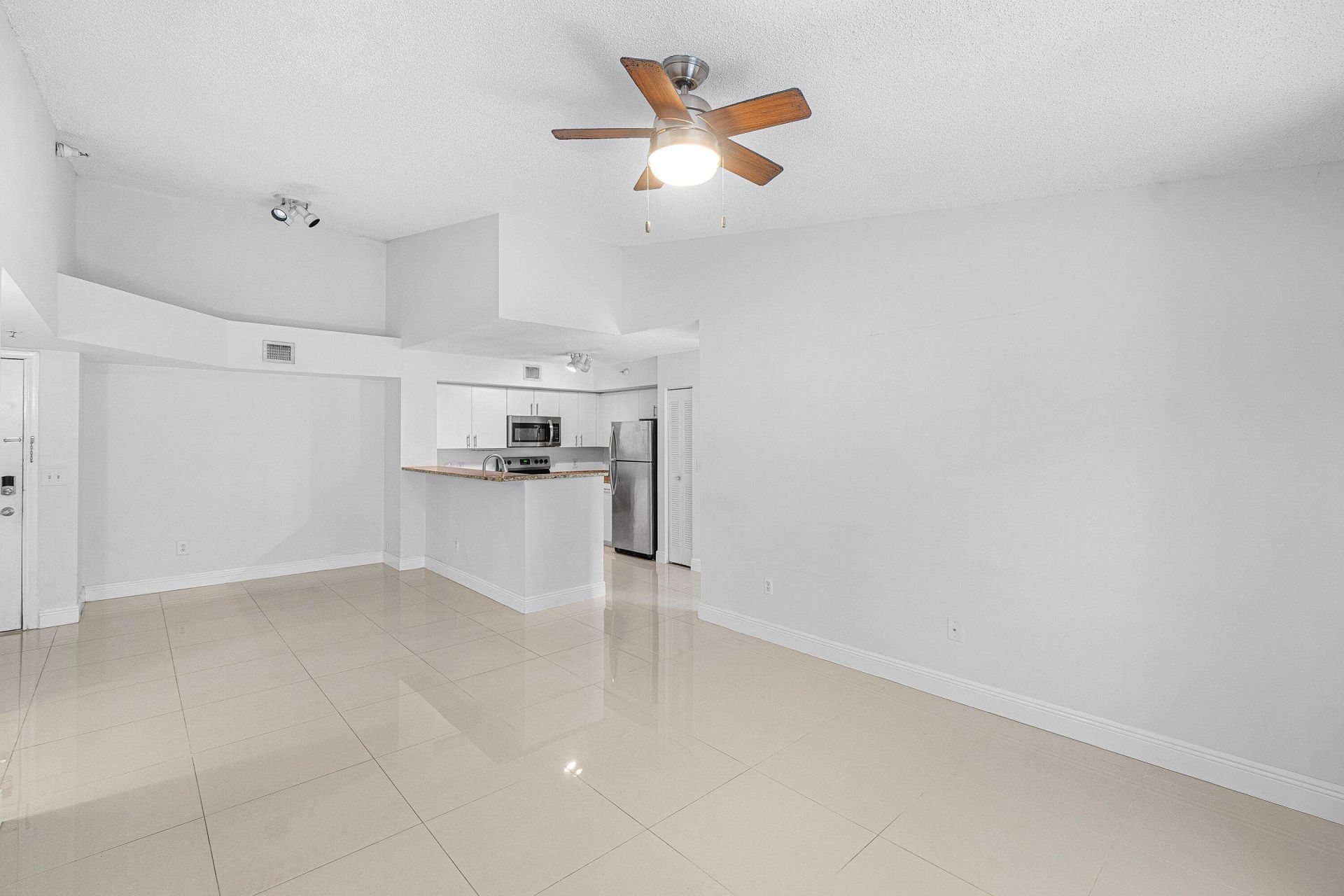 131 Yacht Club Way, Unit 307, Hypoluxo, FL 33462 Photo