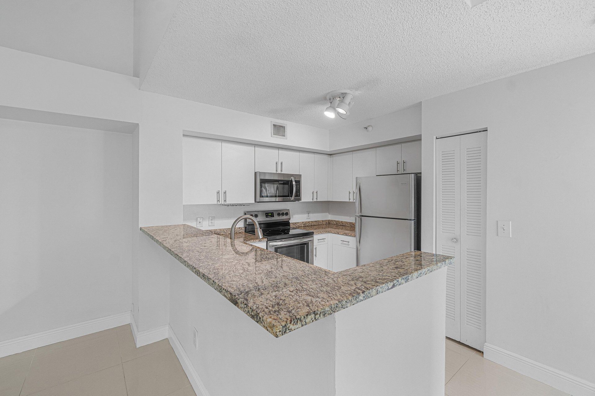 131 Yacht Club Way, Unit 307, Hypoluxo, FL 33462 Photo