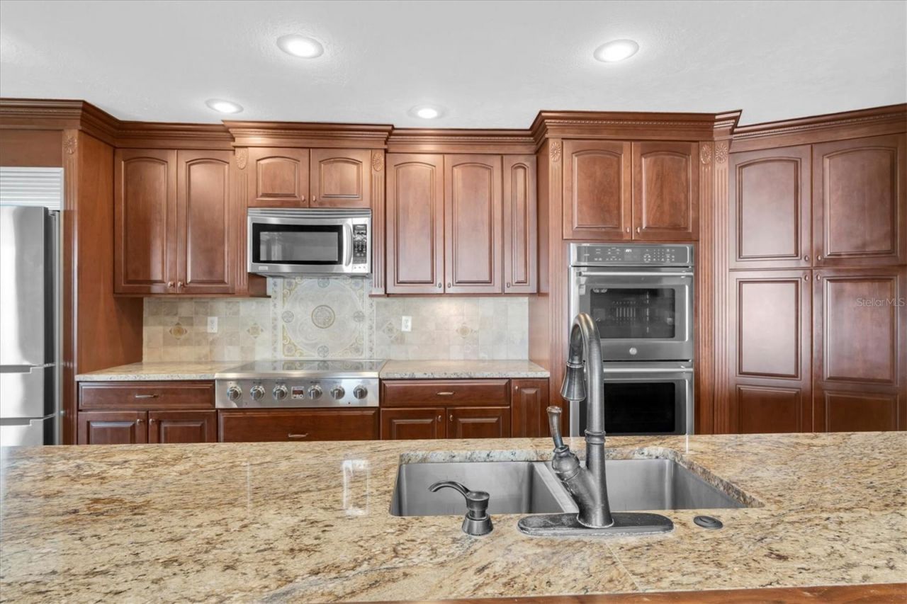 5810 Bahama Shores Drive S, Saint Petersburg, FL 33705 Photo