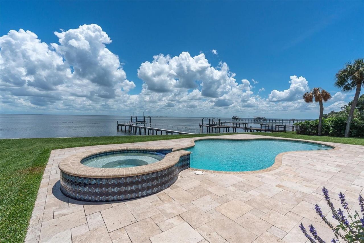 5810 Bahama Shores Drive S, Saint Petersburg, FL 33705 Photo