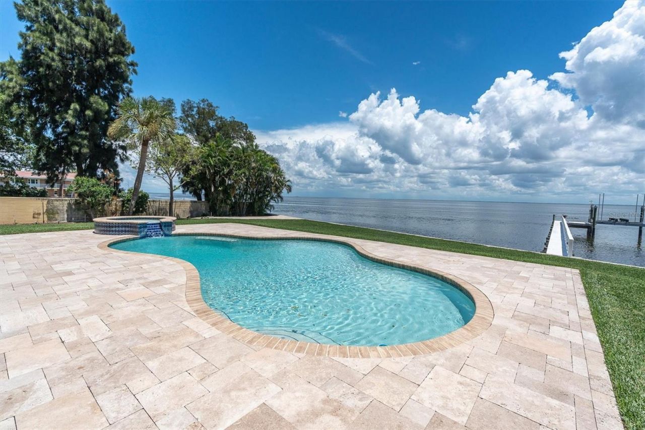 5810 Bahama Shores Drive S, Saint Petersburg, FL 33705 Photo