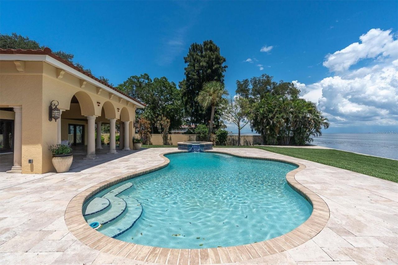 5810 Bahama Shores Drive S, Saint Petersburg, FL 33705 Photo