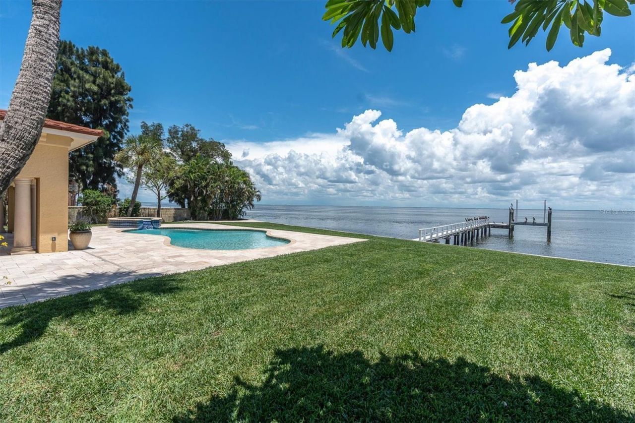 5810 Bahama Shores Drive S, Saint Petersburg, FL 33705 Photo