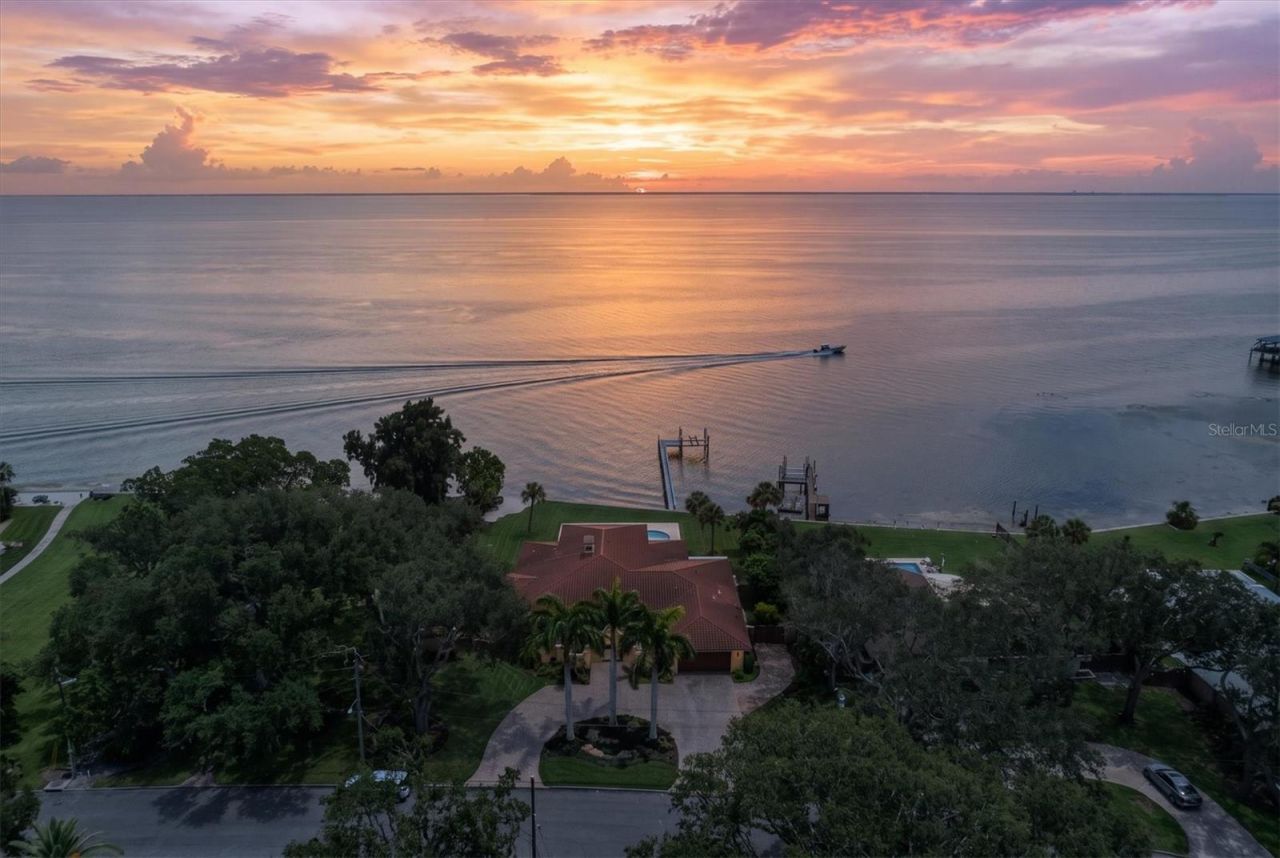 5810 Bahama Shores Drive S, Saint Petersburg, FL 33705 Photo