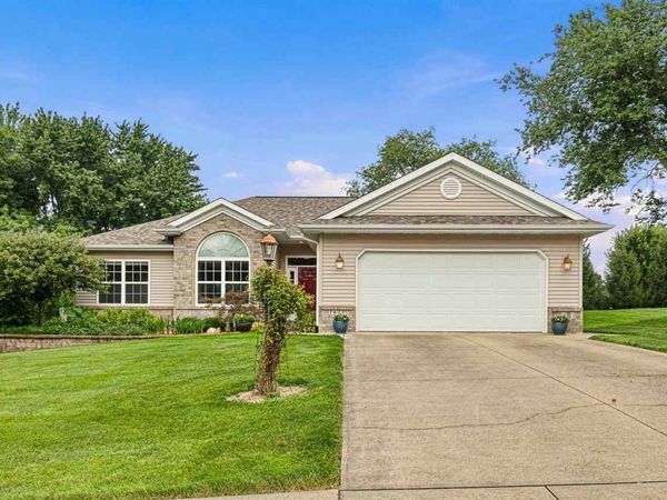 1611 Pine Ridge Ct, Coralville, IA 52241