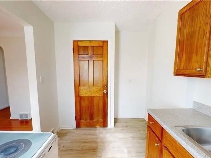 20460 Lakeshore Boulevard, Euclid, OH 44123 Photo 6