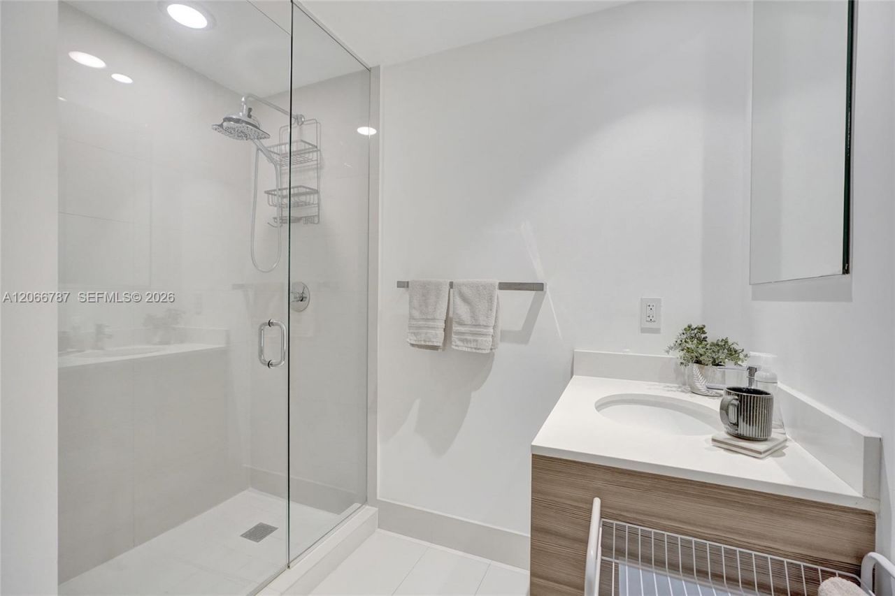 121 NE 34th St , Unit 2310, Miami, FL 33137 Photo