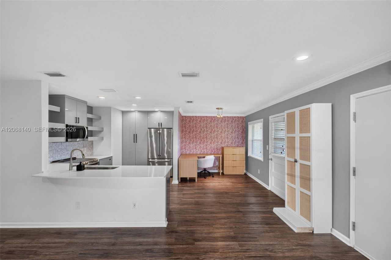 6815 Edgewater Dr , Unit 301, Coral Gables, FL 33133 Photo