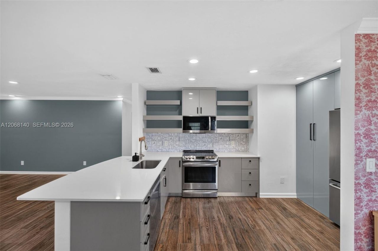 6815 Edgewater Dr , Unit 301, Coral Gables, FL 33133 Photo