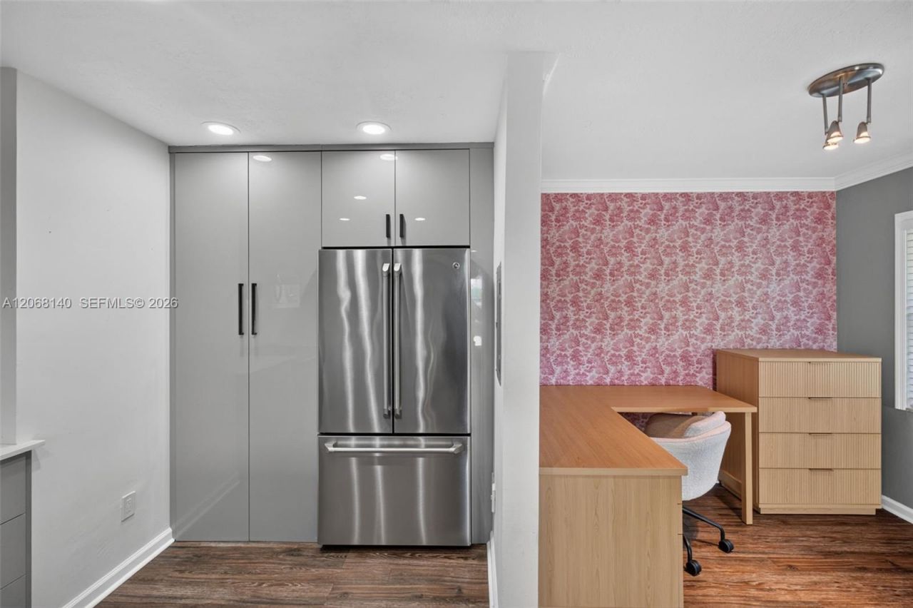 6815 Edgewater Dr , Unit 301, Coral Gables, FL 33133 Photo