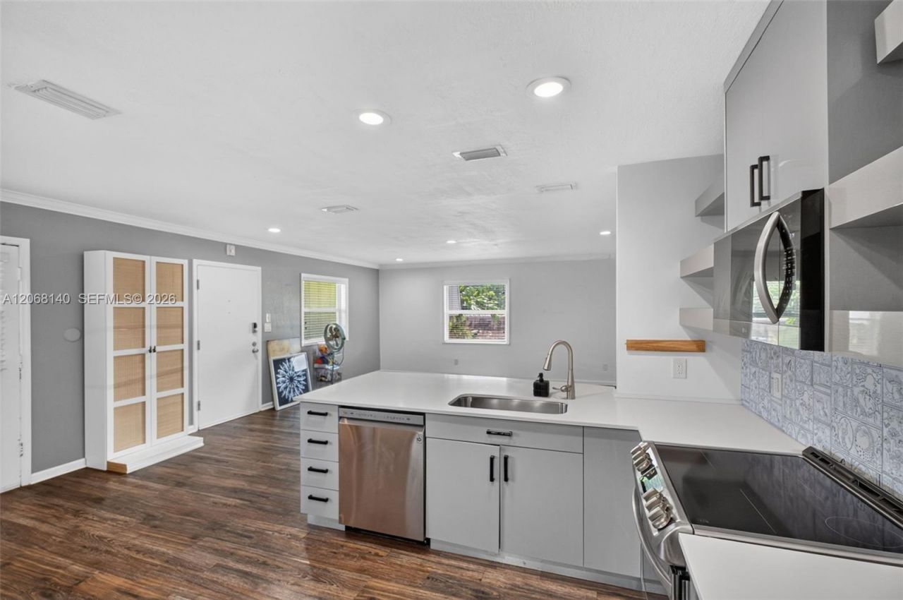 6815 Edgewater Dr , Unit 301, Coral Gables, FL 33133 Photo