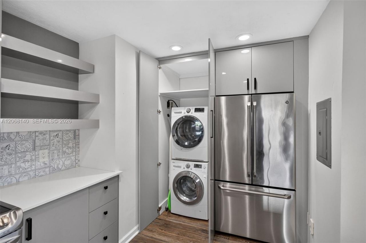 6815 Edgewater Dr , Unit 301, Coral Gables, FL 33133 Photo