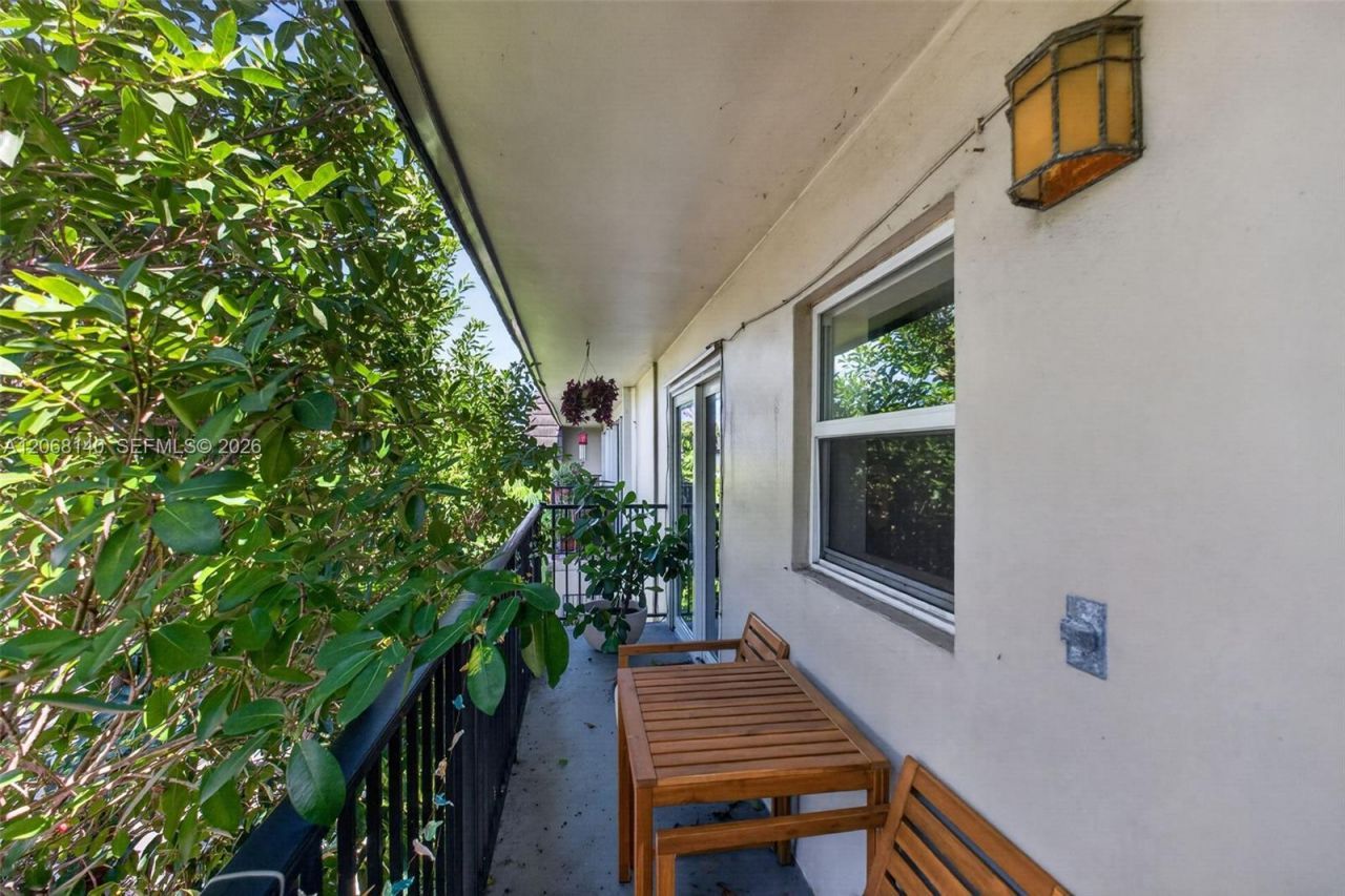 6815 Edgewater Dr , Unit 301, Coral Gables, FL 33133 Photo