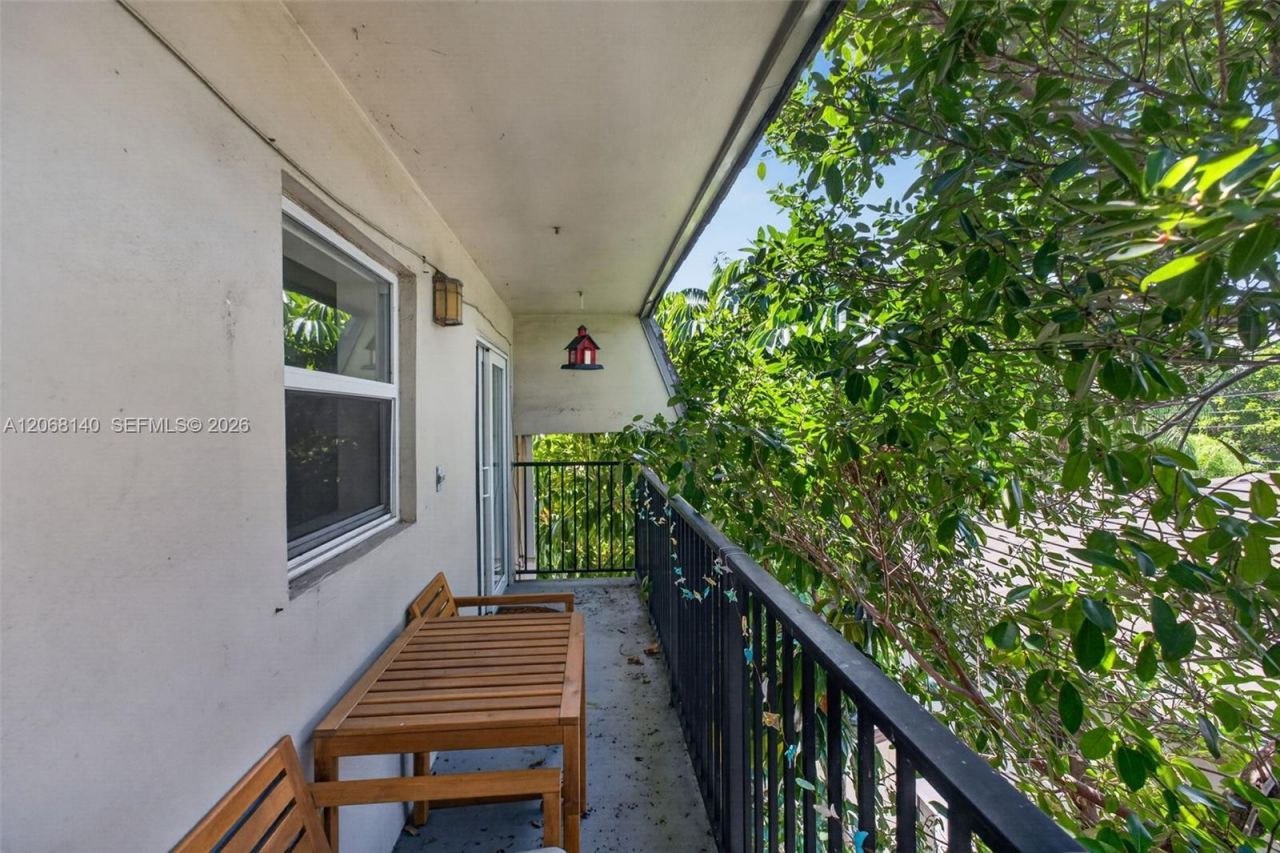 6815 Edgewater Dr , Unit 301, Coral Gables, FL 33133 Photo