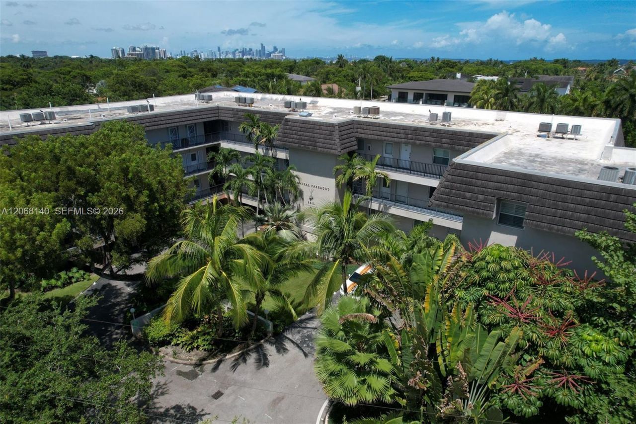 6815 Edgewater Dr , Unit 301, Coral Gables, FL 33133 Photo
