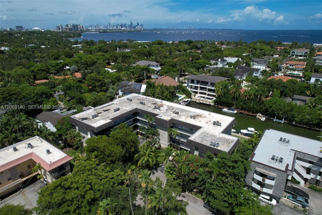 6815 Edgewater Dr , Unit 301, Coral Gables, FL 33133 Photo