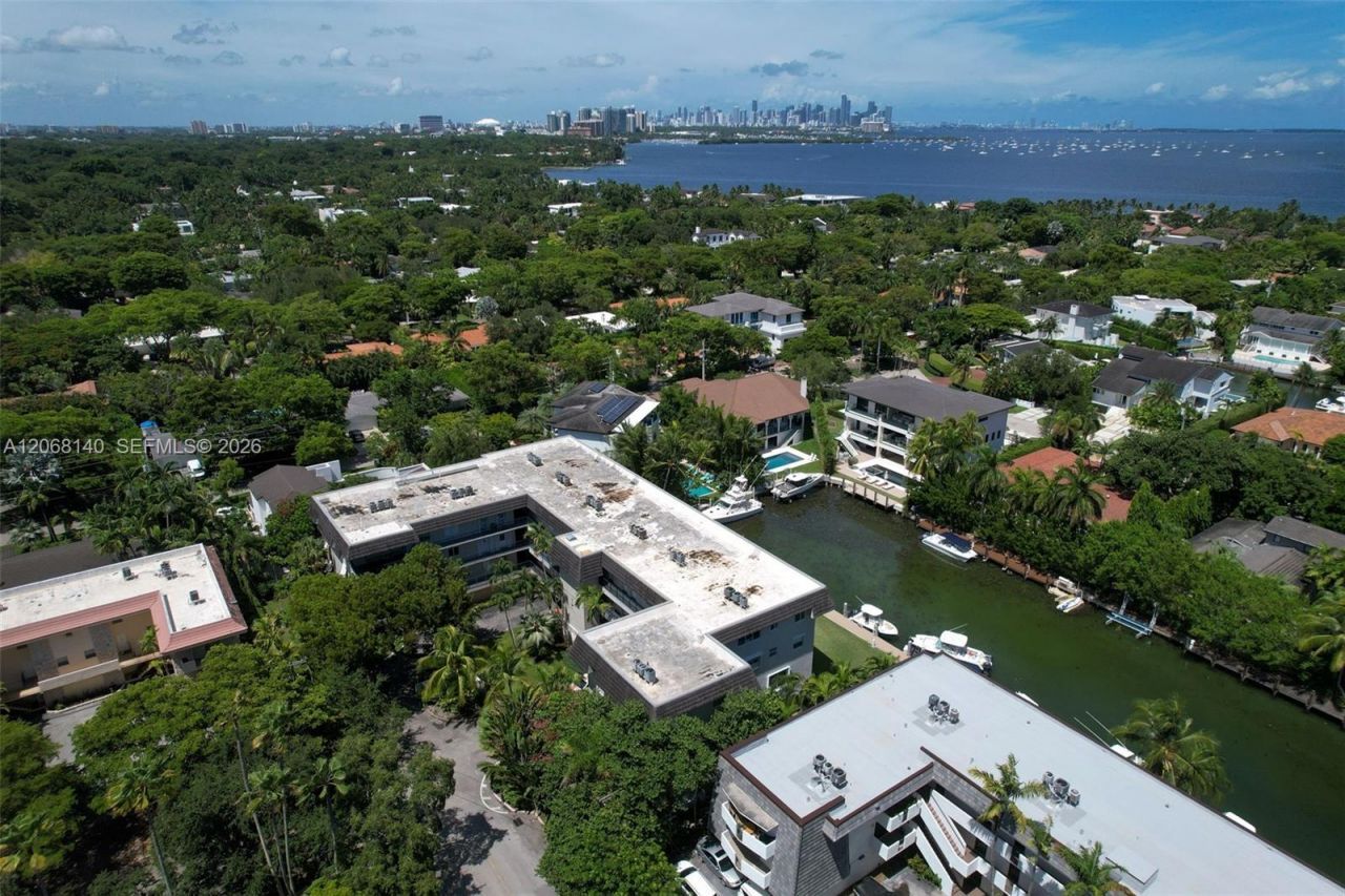 6815 Edgewater Dr , Unit 301, Coral Gables, FL 33133 Photo
