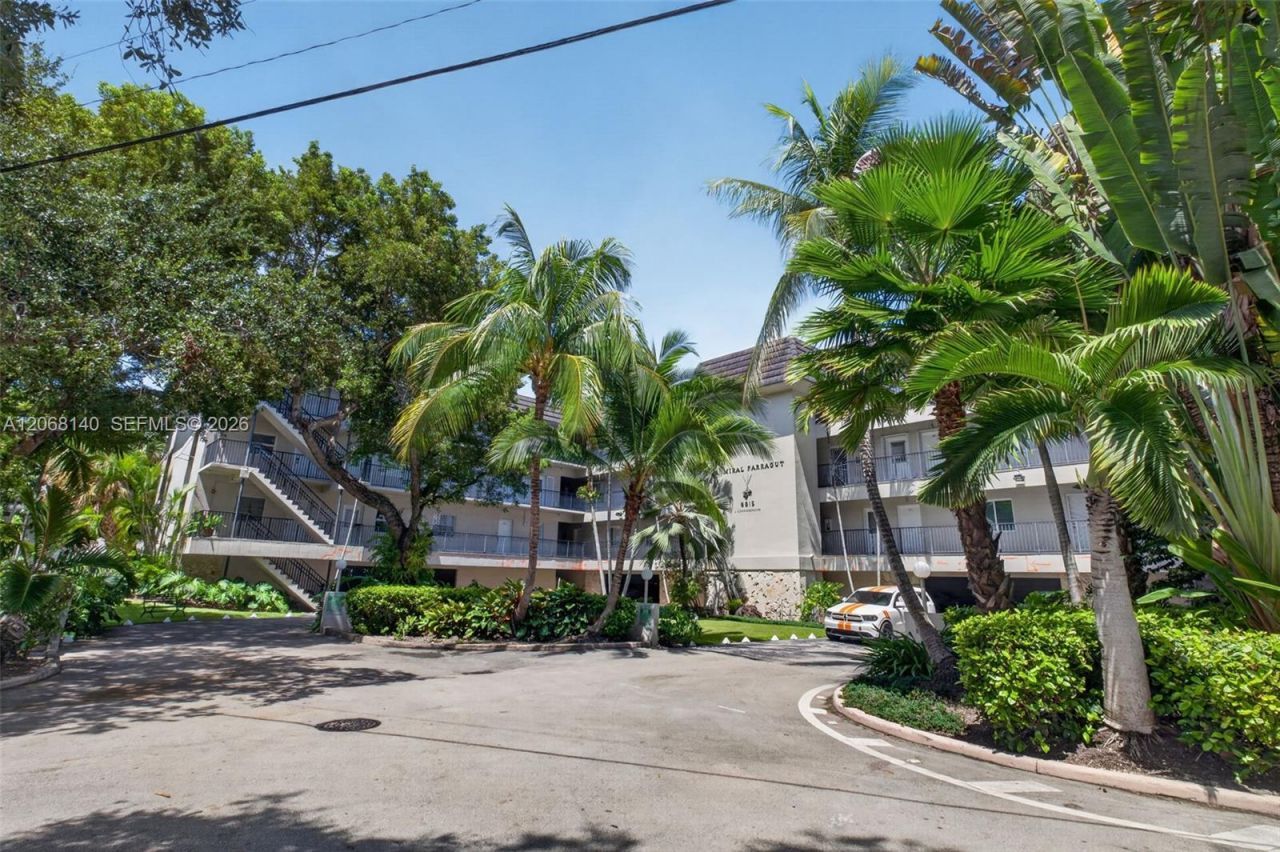 6815 Edgewater Dr , Unit 301, Coral Gables, FL 33133 Photo