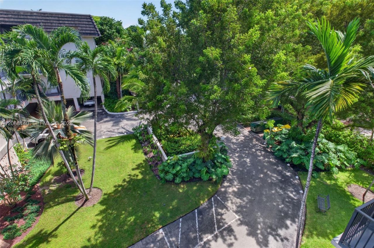 6815 Edgewater Dr , Unit 301, Coral Gables, FL 33133 Photo