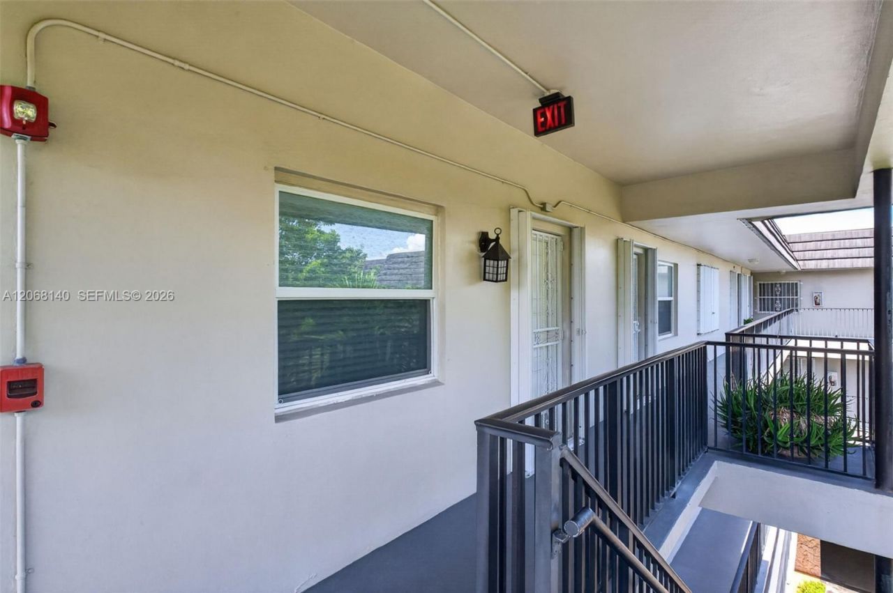 6815 Edgewater Dr , Unit 301, Coral Gables, FL 33133 Photo