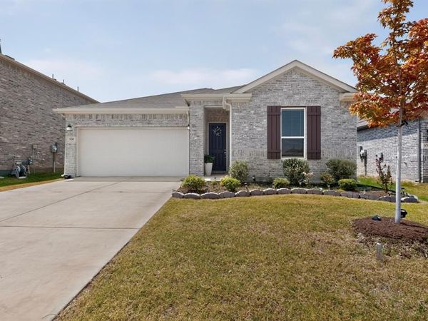 980 Burnett Drive, Aubrey, TX 76227
