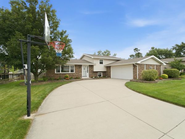 954 Chippewa Drive, Crown Point, IN 46307