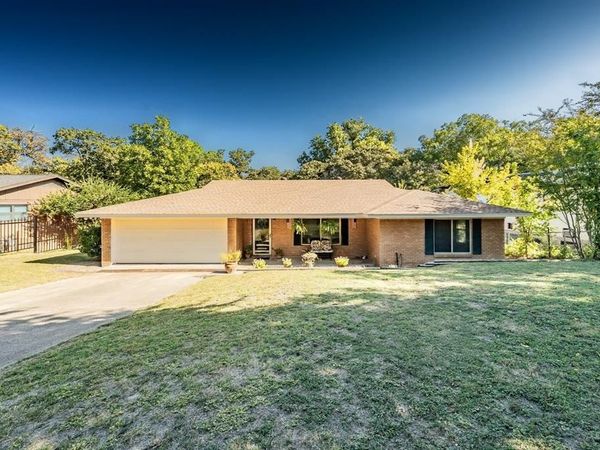 300 Shoreline Drive, Azle, TX 76020
