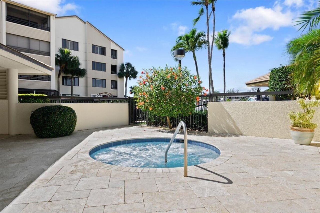21 Grand Bay Circle, Juno Beach, FL 33408 Photo