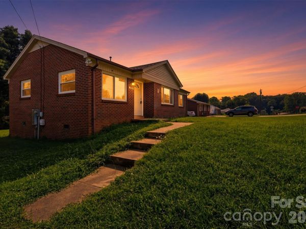 2262 9th Avenue Drive NE, Hickory, NC 28601
